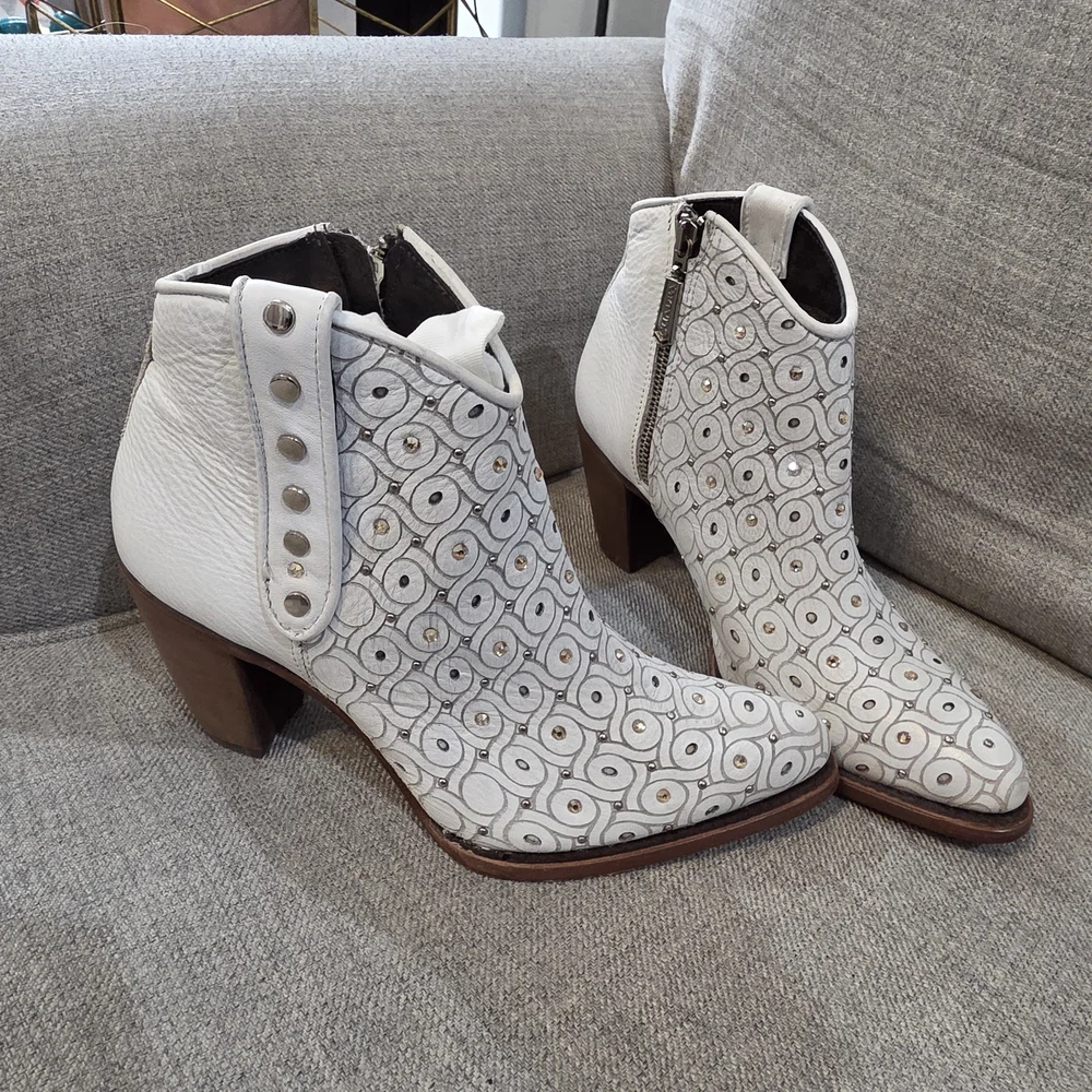 Elegant Patterned Ankle Boots - Picture 4 of 8